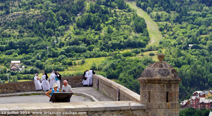 Sur les remparts de la Cité Vauban.