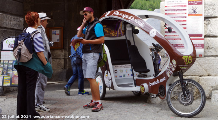 Le Cyclo'Pouss devant le Vieux Colombier à Briançon.