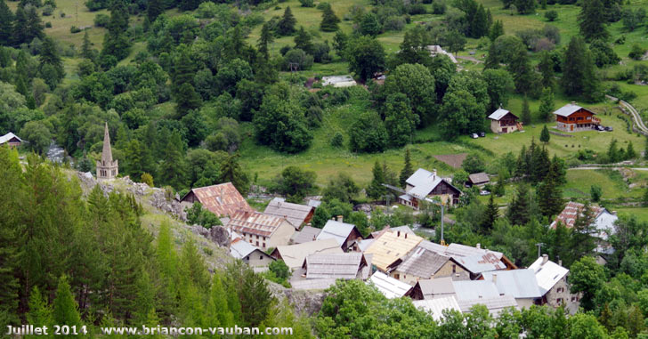 Le village de Névache dans la vallée de la Clarée.