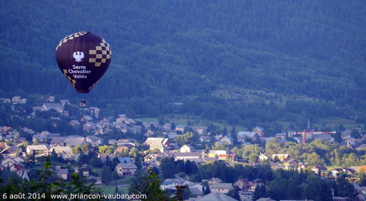 Une montgolfière au dessus de Villar-St-Pancrace.