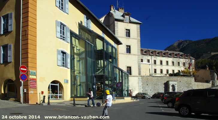 La place du Médecin Général Blanchard et la maison du Parc des Ecrins.