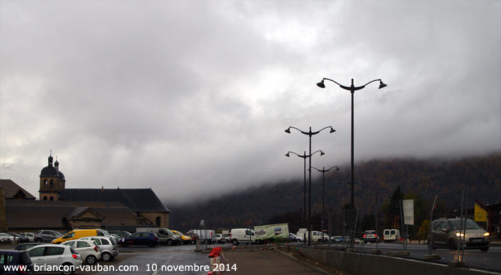 Le parking du champ de Mars à Briançon.
