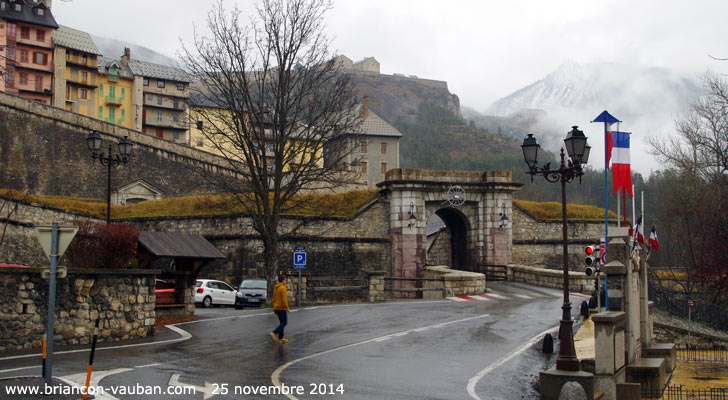 La porte d' Embrun à l'entrée de la cité Vauban de Briançon.