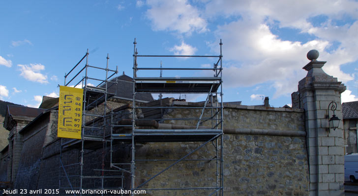 Construction d'une guérite à l'entrée de la cité Vauban à Briançon.