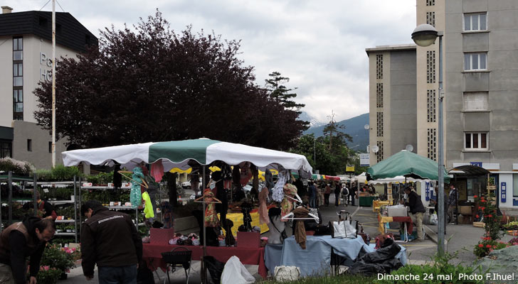 Le marché avenue du 159° R.I.A. à Briançon. 