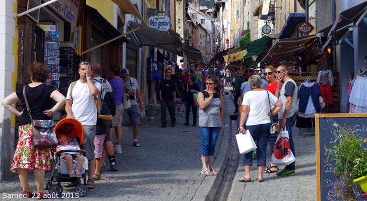 Grande rue ou Grande Gargouille : la rue commerçante de la cité Vauban à Briançon.