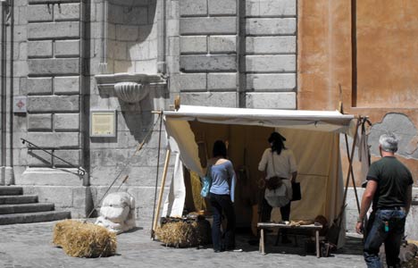 Artisant place du temple dans la Cité historique Vauban à Briançon