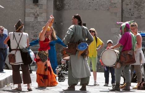 Musiciens et danseuses dans la cité historique Vauban à Briançon