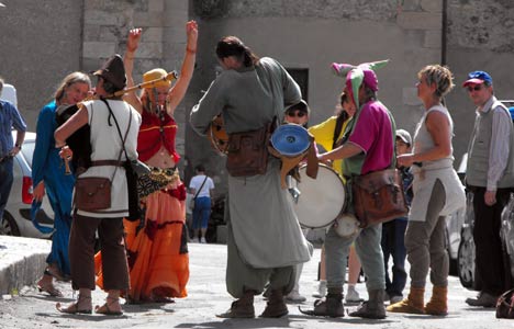 Musiciens et danseuses dans la cité historique Vauban à Briançon