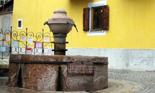 La fontaine Persens dans la cité Vauban à Briançon.