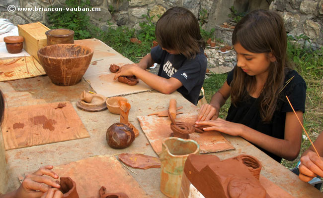 Apprentissage de la poterie dans les fossés de la Cité Vauban de Briançon. 