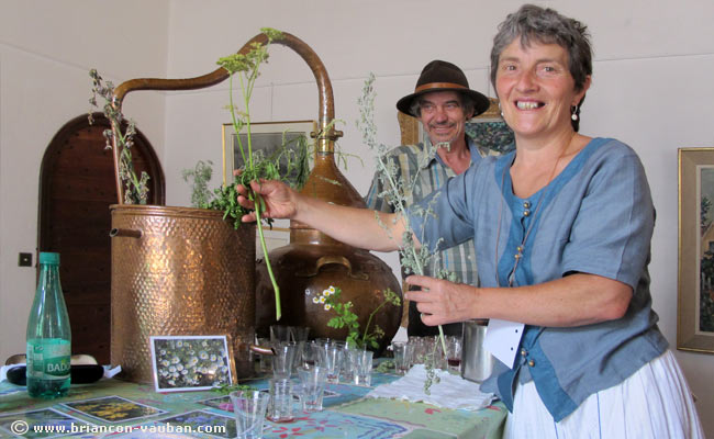 l' Hypocras, l'apéritif médiéval, dans la salle du Vieux Colombier de Briançon. 