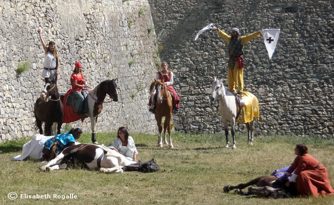 Les cavaliers d'Esteban dans les fossés de la Cité Vauban. 
