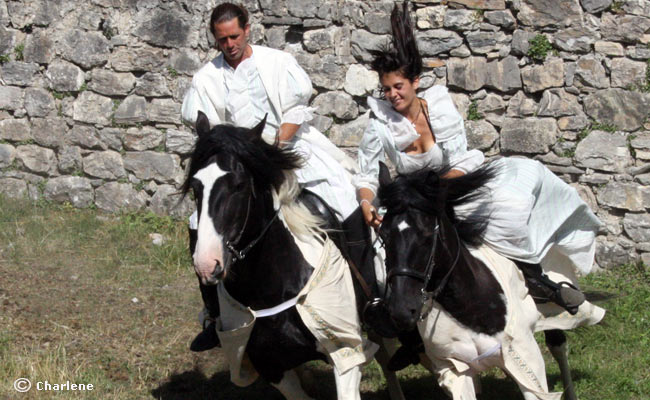 Les cavaliers d'Esteban dans les fossés de la Cité Vauban. 