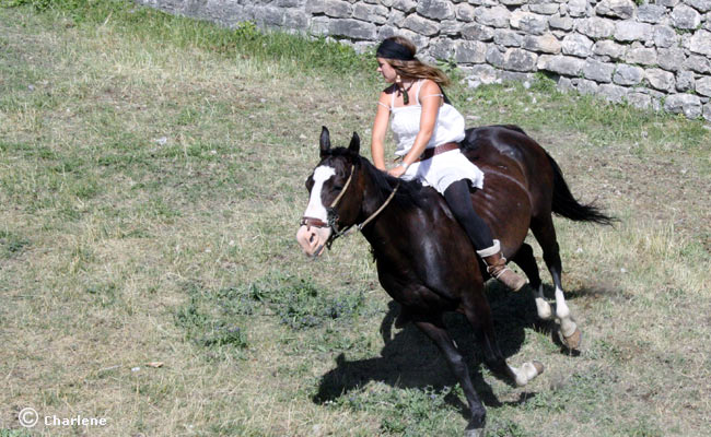 Les cavaliers d'Esteban dans les fossés de la Cité Vauban. 
