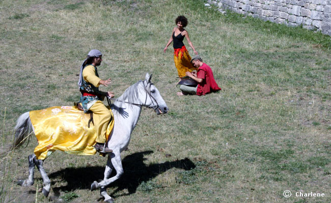 Les cavaliers d'Esteban dans les fossés de la Cité Vauban. 