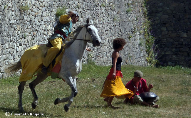 Les cavaliers d'Esteban dans les fossés de la Cité Vauban. 