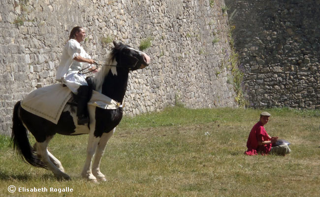 Les cavaliers d'Esteban dans les fossés de la Cité Vauban. 