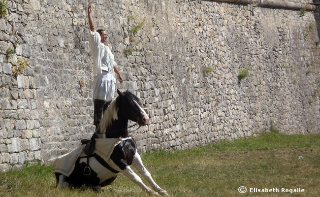 Les cavaliers d'Esteban dans les fossés de la Cité Vauban. 