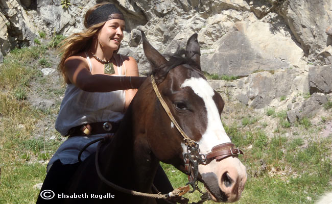 Les cavaliers d'Esteban dans les fossés de la Cité Vauban. 