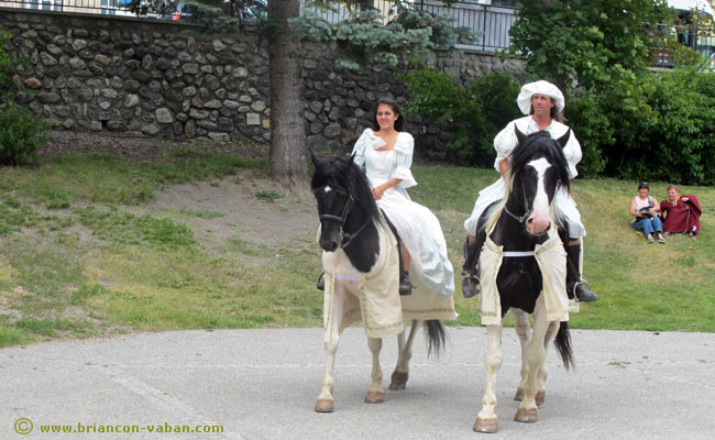 Les cavaliers d'Esteban dans le jardin Chanoine Motte de la Cité Vauban. 