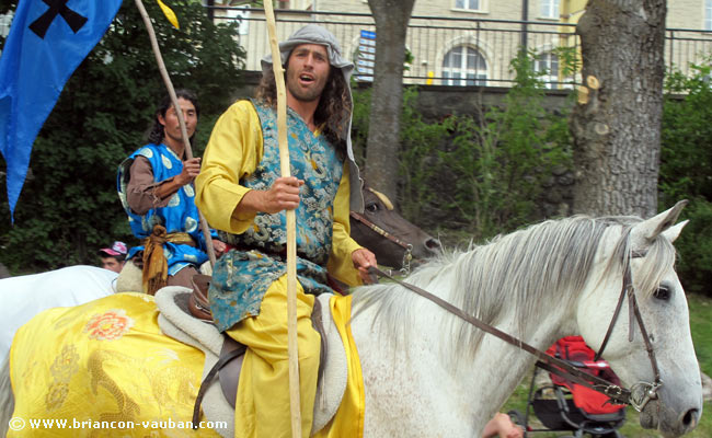 Les cavaliers d'Esteban dans le jardin Chanoine Motte de la Cité Vauban. 