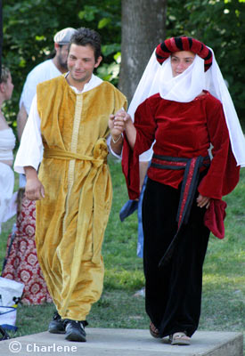 Défilé de mode du Grand Escarton dans le jardin Chanoine Motte à Briançon.