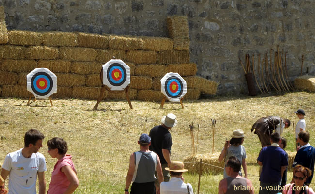 Photo des archers de  la fête médiévale de Briançon