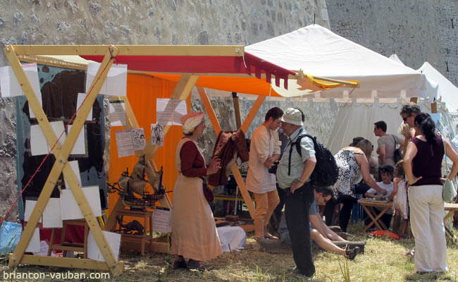 Animations dans les fossés de la Cité historique de Briançon. 