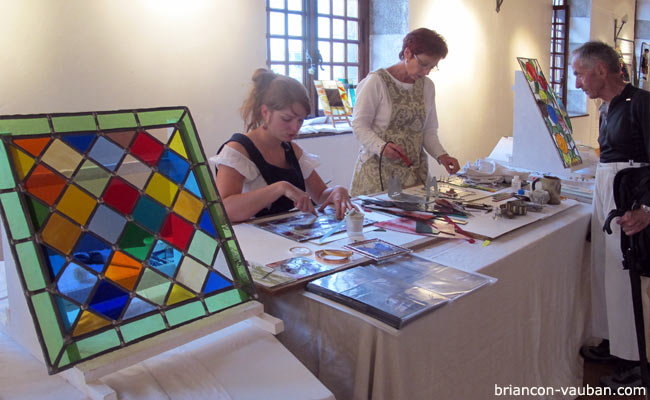 Atelier de démonstration de vitraux dans le Vieux Colombier à Briançon. 