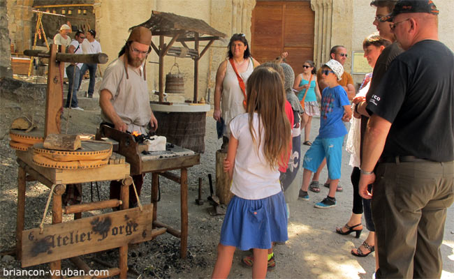 Une forge devant l'eglise des Cordelier de la Cité Vauban. 