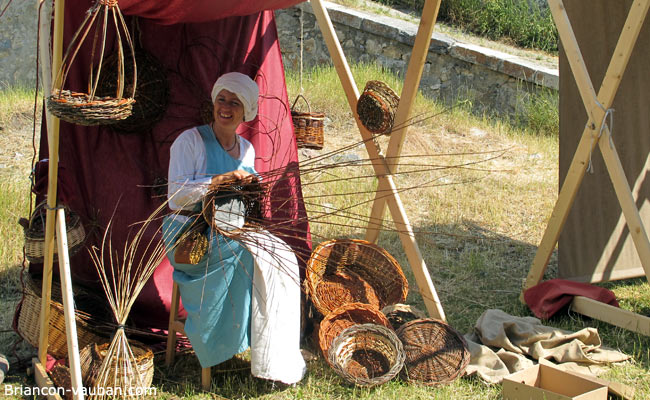 Atelier de vannerie dans les fossés de la Cité Vauban. 