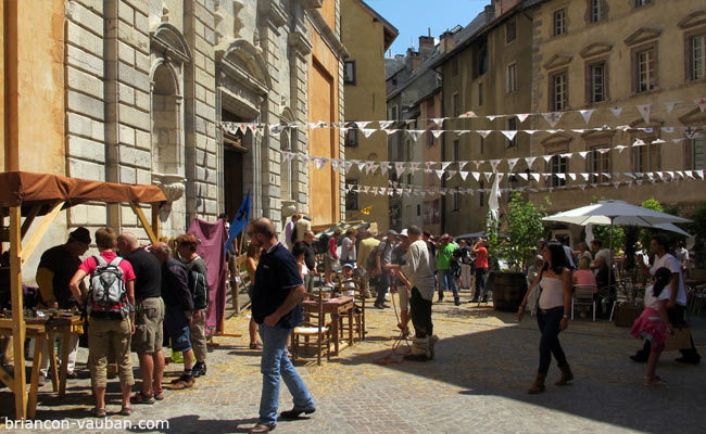 Sur la place du Temple de la Cité Vauban à Briançon. 