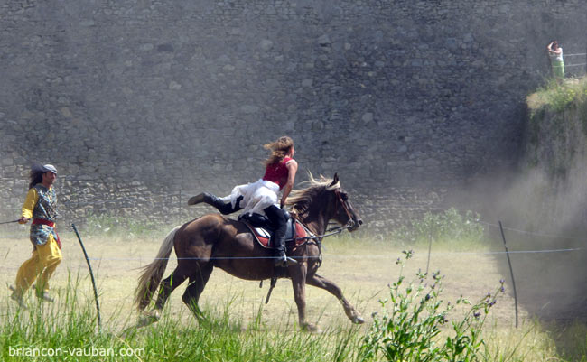 Les cavaliers d'Esteban dans les fossés de la Cité Vauban. 
