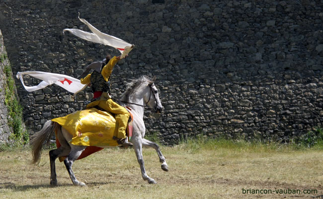 Les cavaliers d'Esteban dans les fossés de la Cité Vauban. 