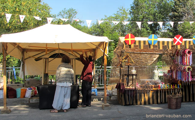 Le marché médiévale porte Dauphine à Briançon. 