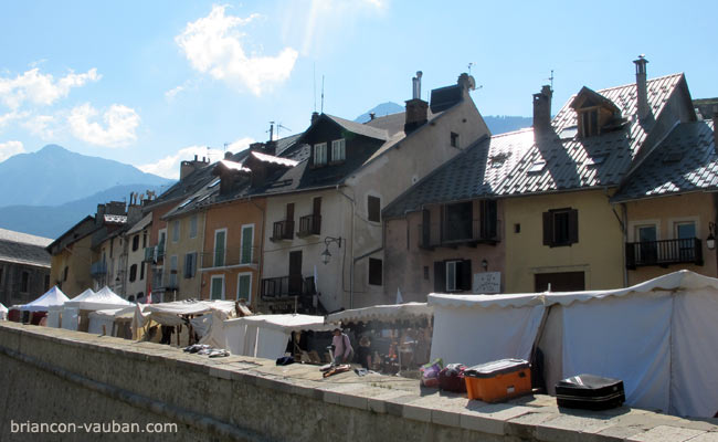 Le marché médiévale avenue Vauban. 