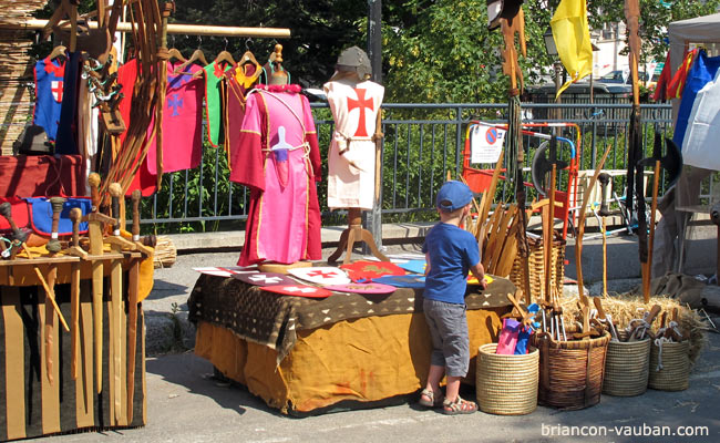 Le marché médiévale porte Dauphine à Briançon. 