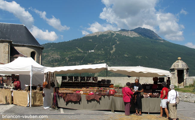 Le marché médiévale avenue Vauban. 