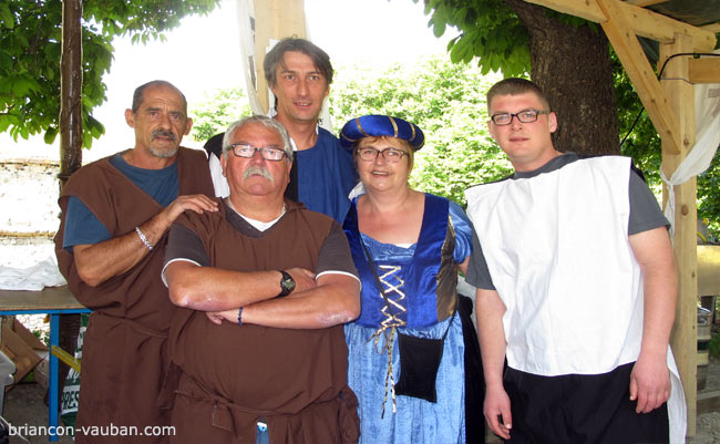 Les bénévoles de la fête médiévale de Briançon.