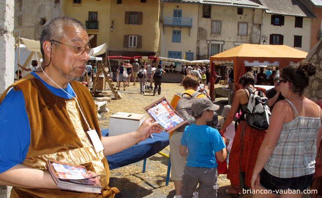 Un bénévole de la fête médiévale de Briançon. 