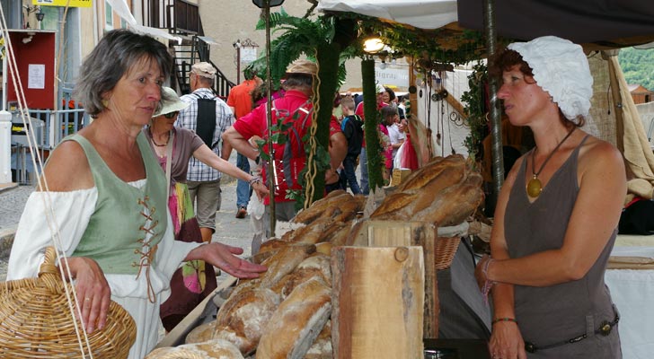 Sur le marché de la fête médiévale de Briançon