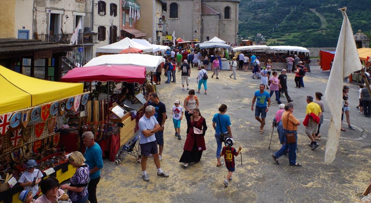 Sur le marché de la fête médiévale de Briançon